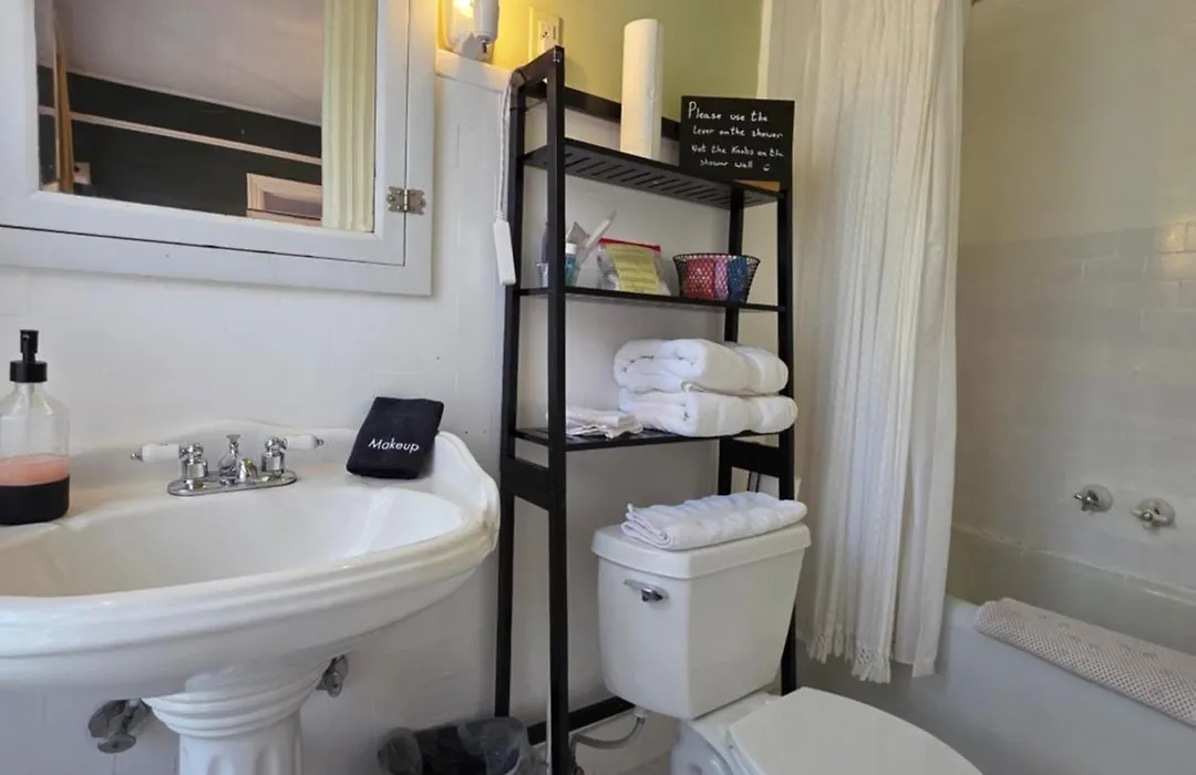 The Kings Throne Inn And Guest House-1