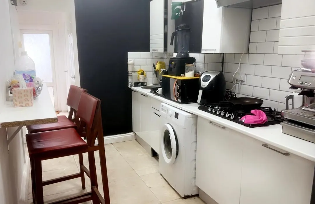 Double Room East London 15 Min To Central London It'S Opposite Seven Kings Station With Elizbeth Line-1