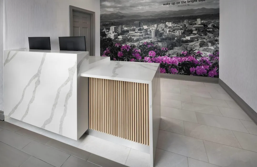 La Quinta Inn & Suites By Wyndham Downtown Asheville-1
