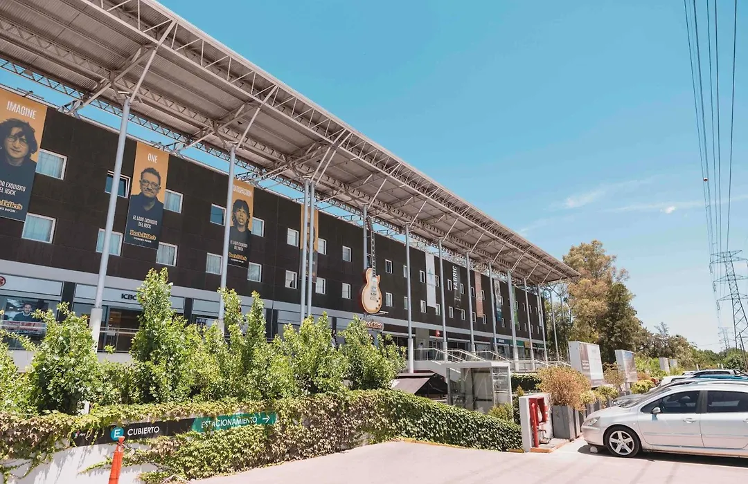 Ibis Pilar-1