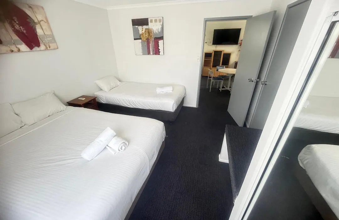 Centrepoint Motor Inn-1