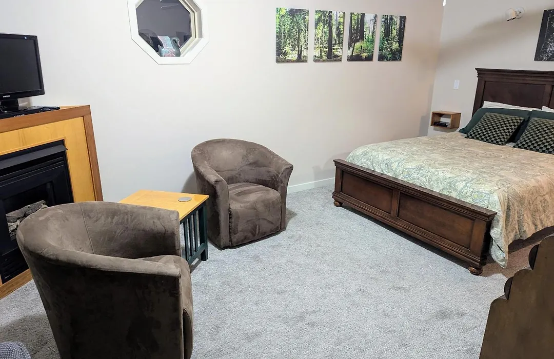 Cedar Wood Lodge Bed & Breakfast Inn-1