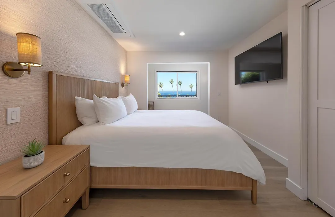La Jolla Cove Suites-1