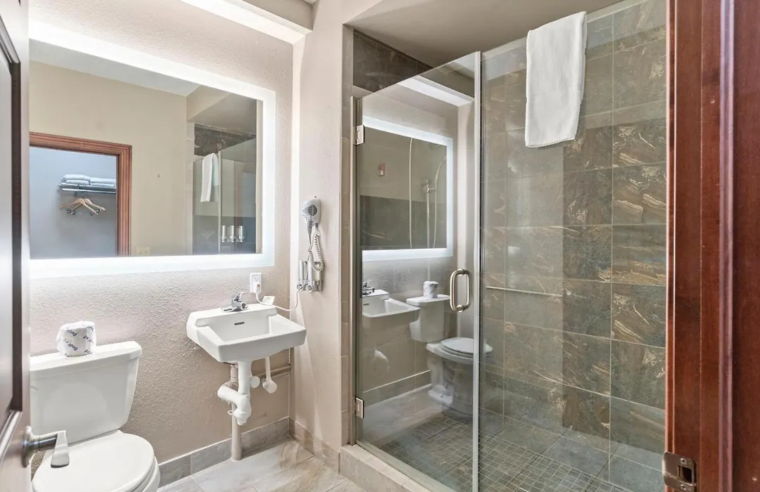 Edgewater Hotel And Suites-1