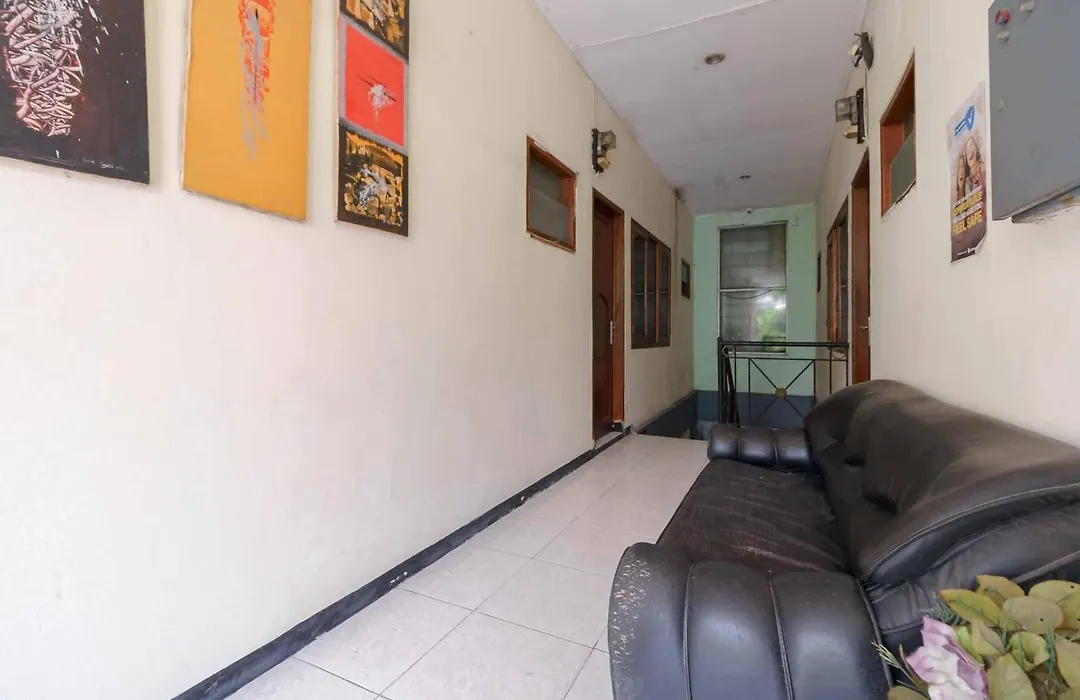 Kemang Place Near Lippo Mall Kemang Mitra Reddoorz-1