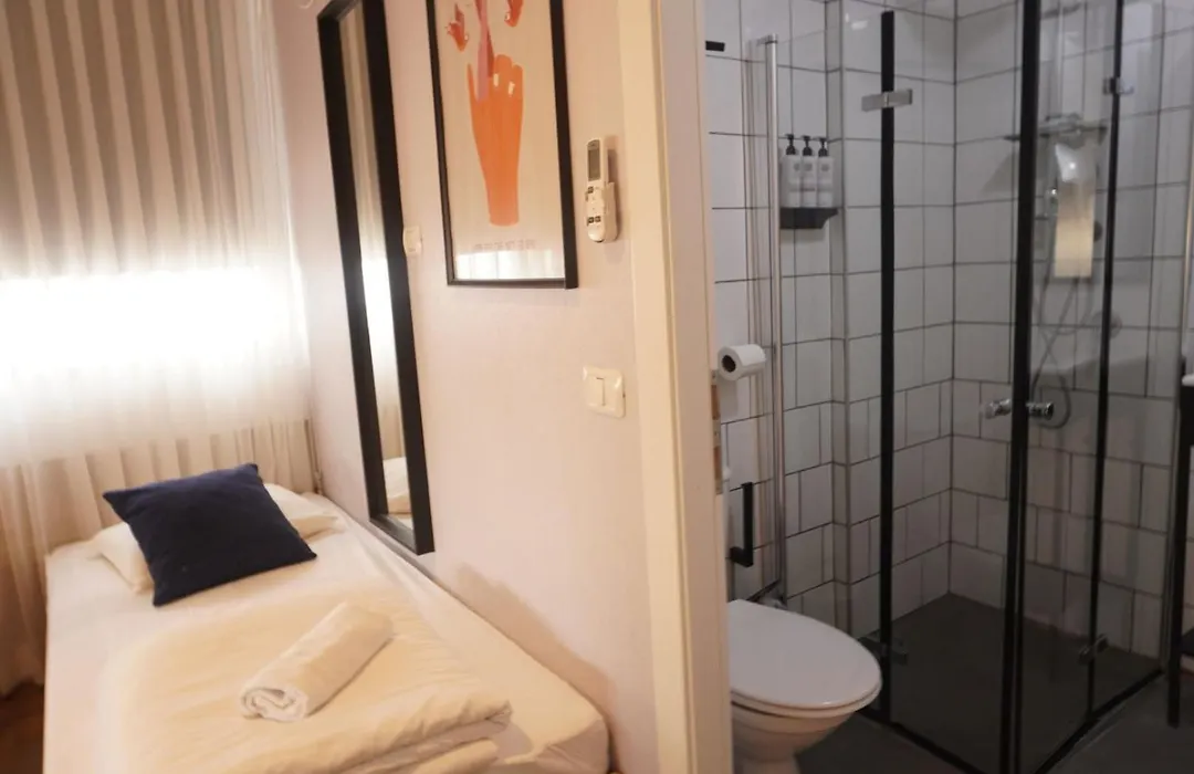 Domus Metro Hotel-1