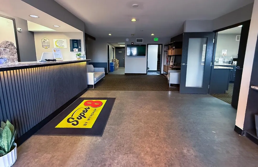 Super 8 By Wyndham Windsor-1