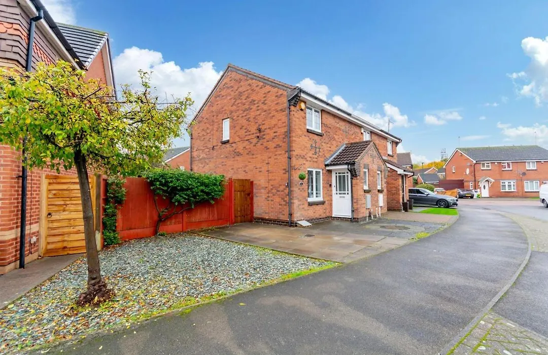 2Br Home W/ Free Parking | Close To M1 & Tram Stop-1