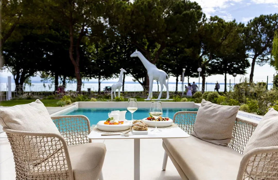 Hi Hotels Sirmione - Heated Lakeview Pool-1