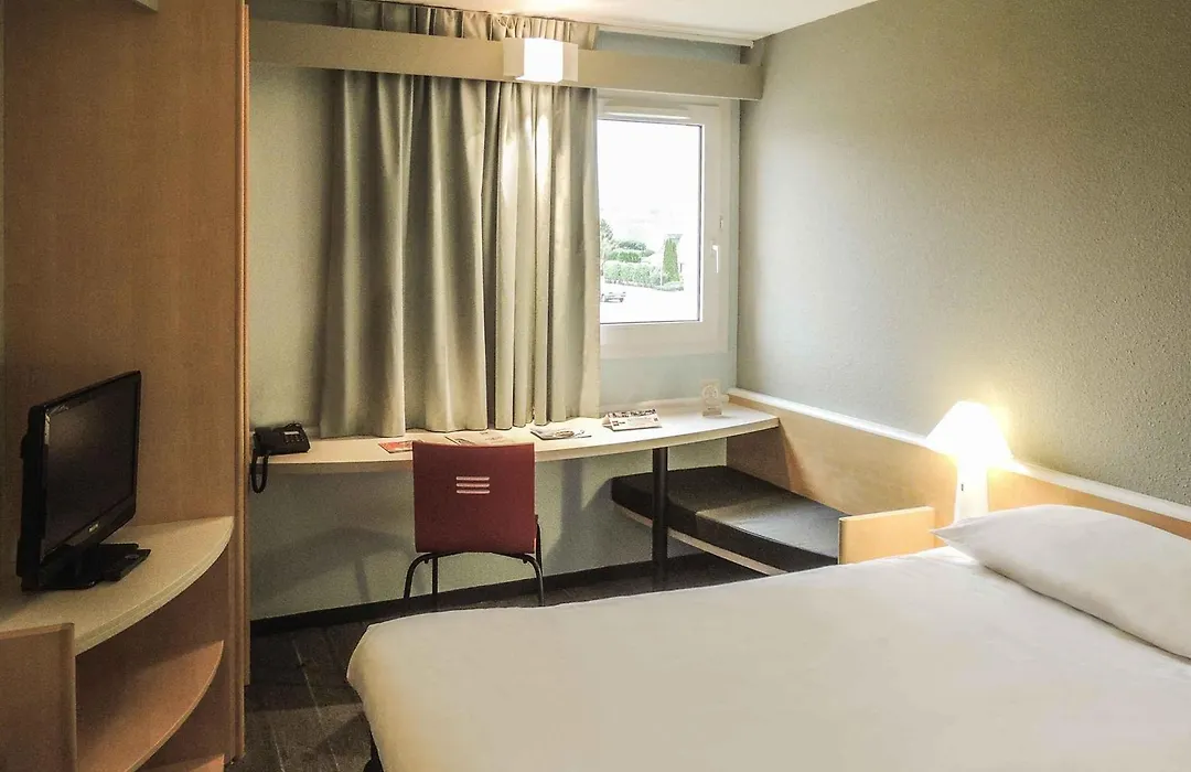 Ibis Auray-1