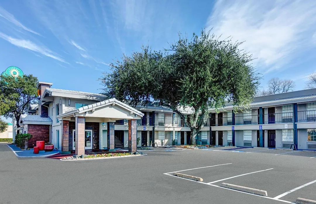 La Quinta Inn By Wyndham Dallas Uptown-1