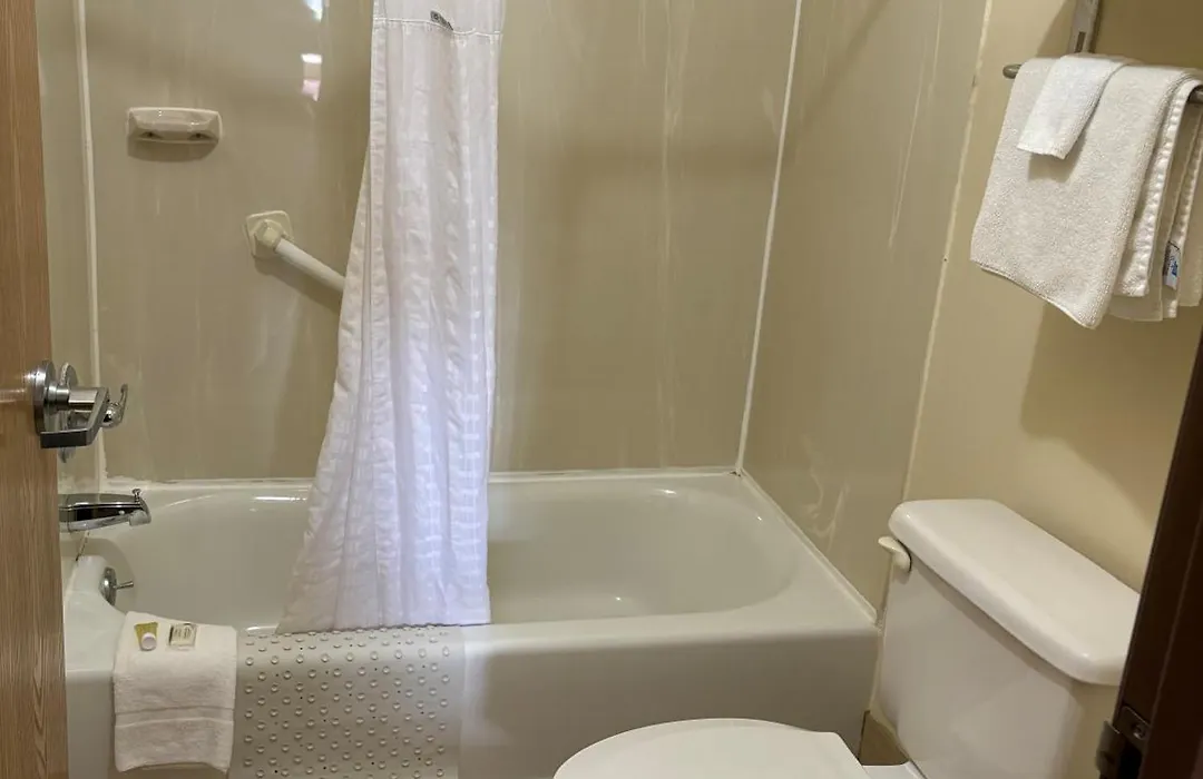 Days Inn & Suites By Wyndham Wichita-1
