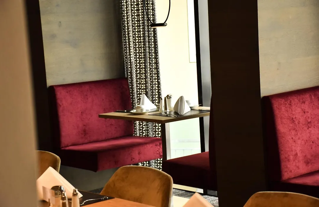 Glanz & Glory Hotel-1