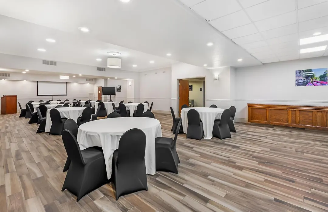Best Western Plus 1000 Islands Hotel & Suites- Newly Renovated-1