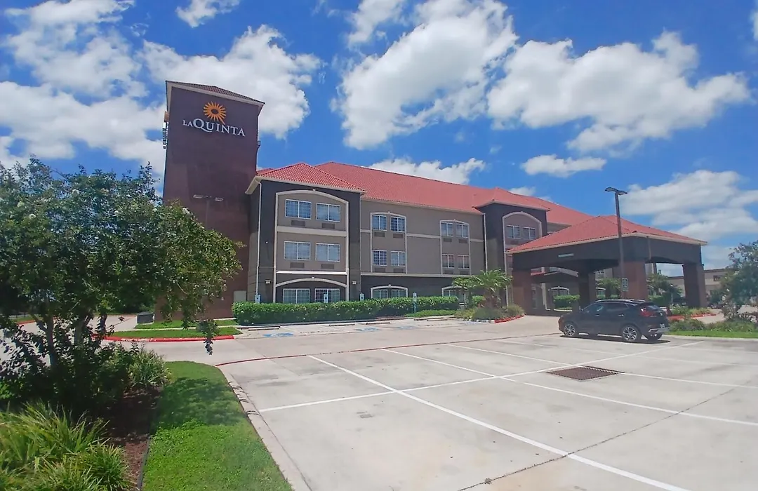 La Quinta Inn & Suites By Wyndham Mercedes Outlet Mall-1