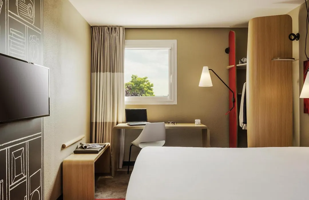 Ibis Massy-1