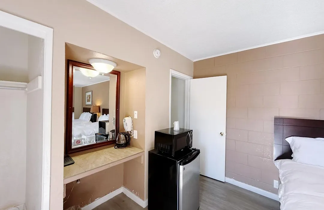 Royal Inn And Suites-1