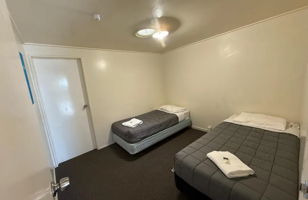 Camellia Court Family Motel-1