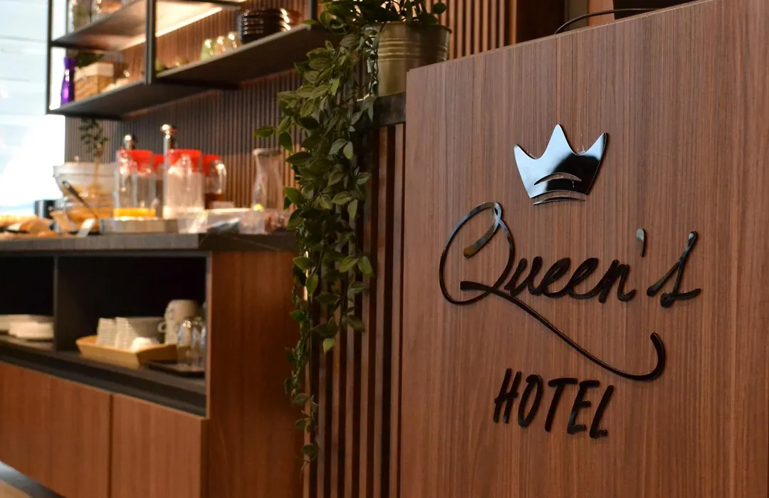 Queen's Hotel - Zebra Centre-1