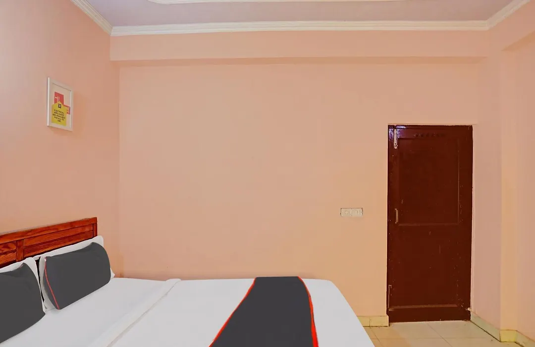 Collection O Mayank Guest House Near Iskcon Temple Noida-1