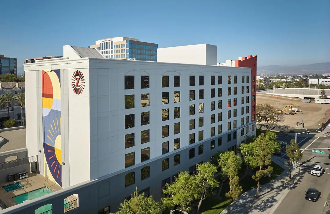 Hotel Zessa Orange County Airport, A Doubletree By Hilton-1