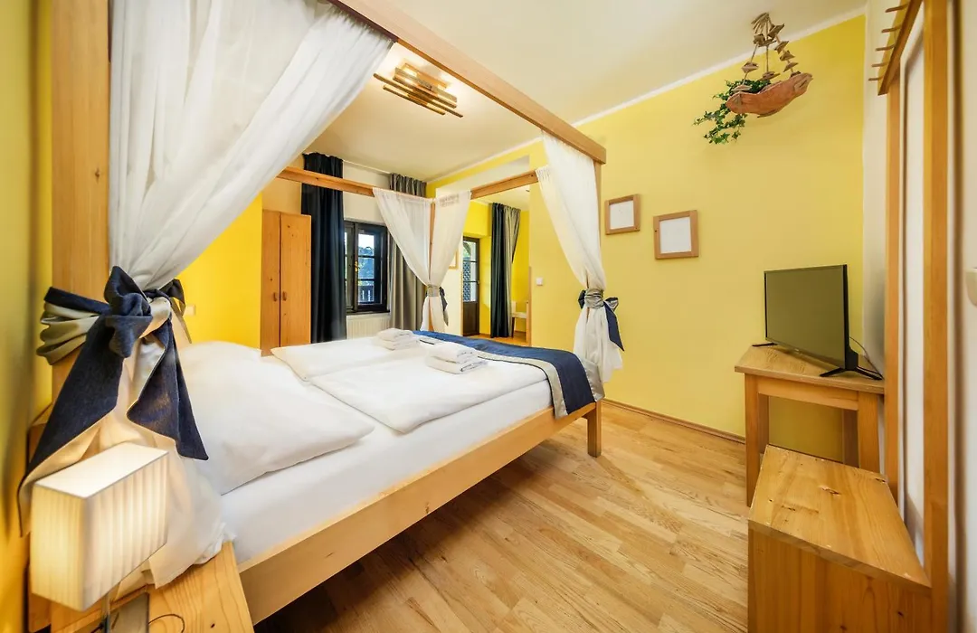 Hotel Garni Mysi Dira-1