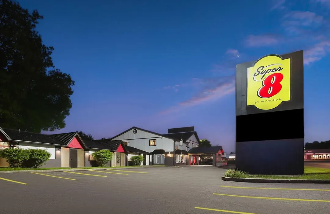 Super 8 By Wyndham Gananoque - Country Squire Resort-1