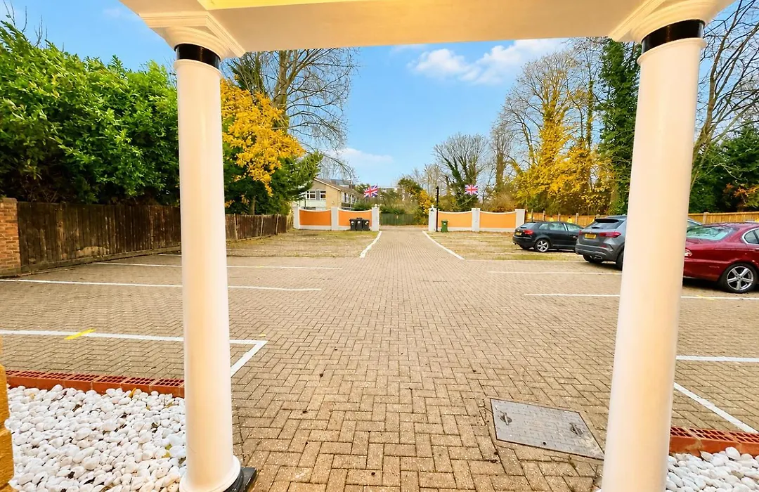 All Seasons Gatwick Guest House & Parking-1
