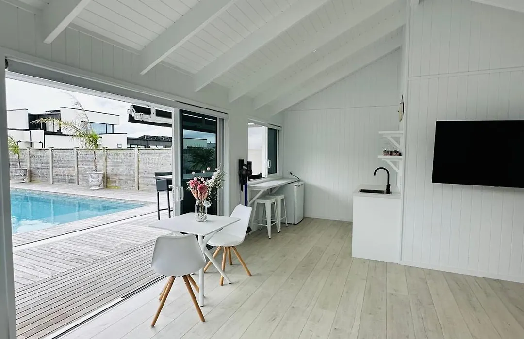 Luxury Poolside Studio Near Hobbiton-1