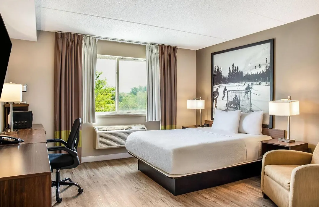 Super 8 By Wyndham Winnipeg West-1