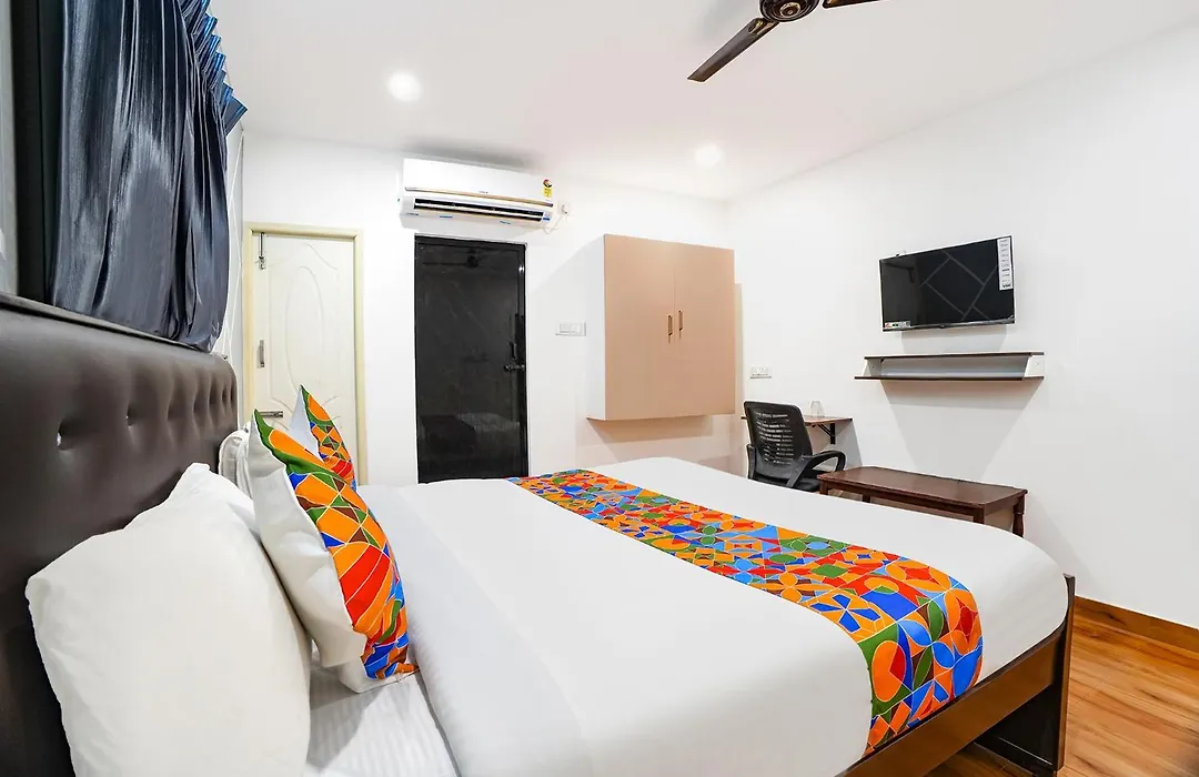 Fabhotel Lloyds Inn I-1