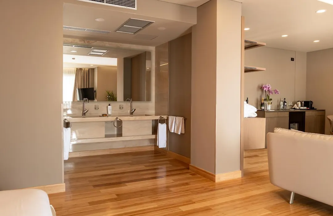 Kraal Hotel Vlore-1