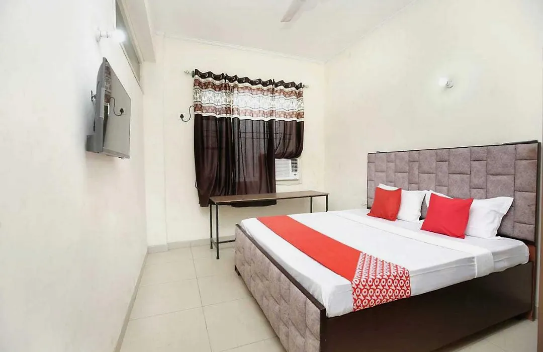 Oyo 91941 Hotel Golden Crown-1