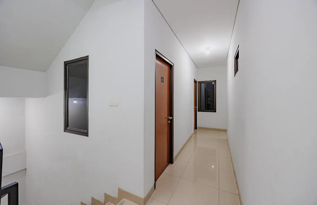 Urbanview Hotel Pasar Baru Jakarta by RedDoorz-1