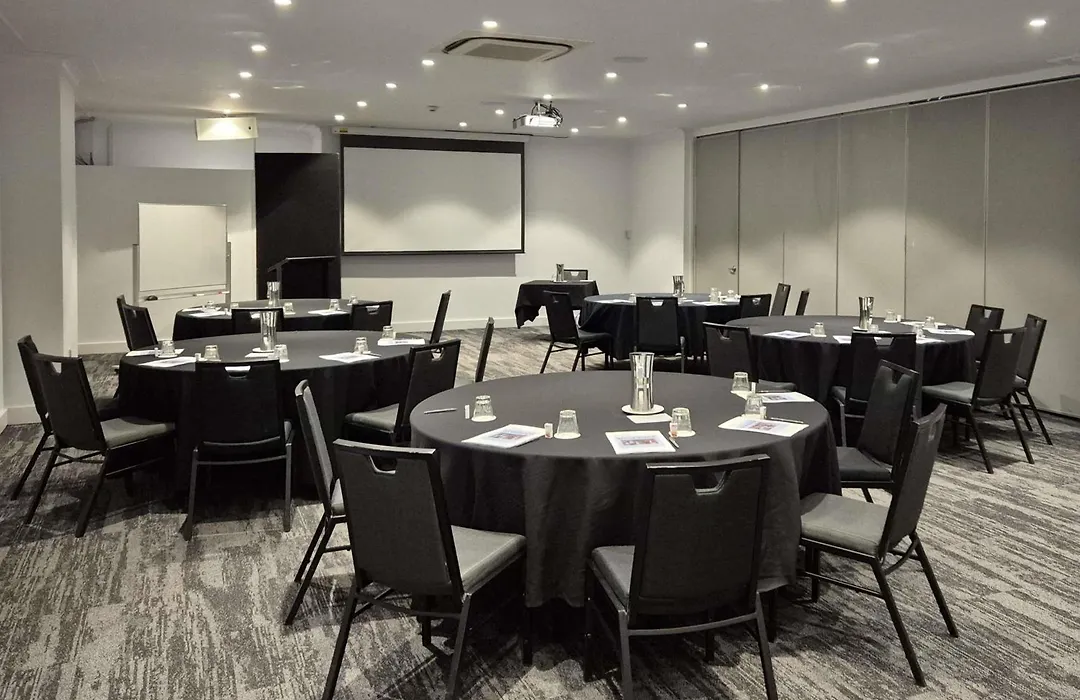 Mercure Canberra-1