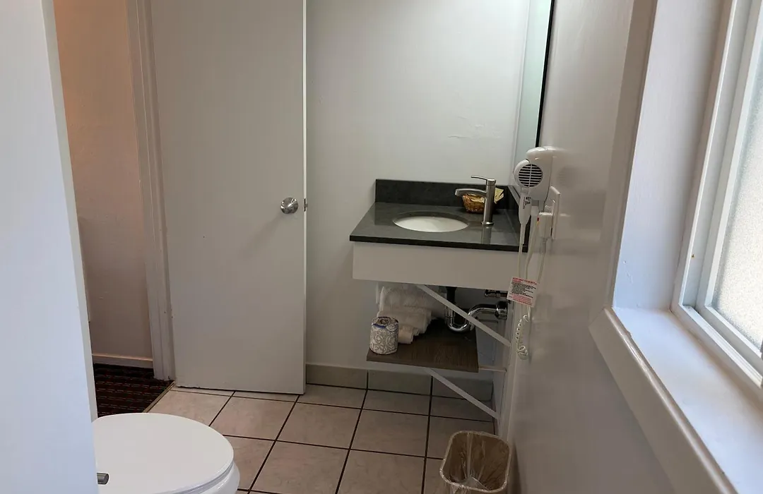 Lark Motel Willits-1