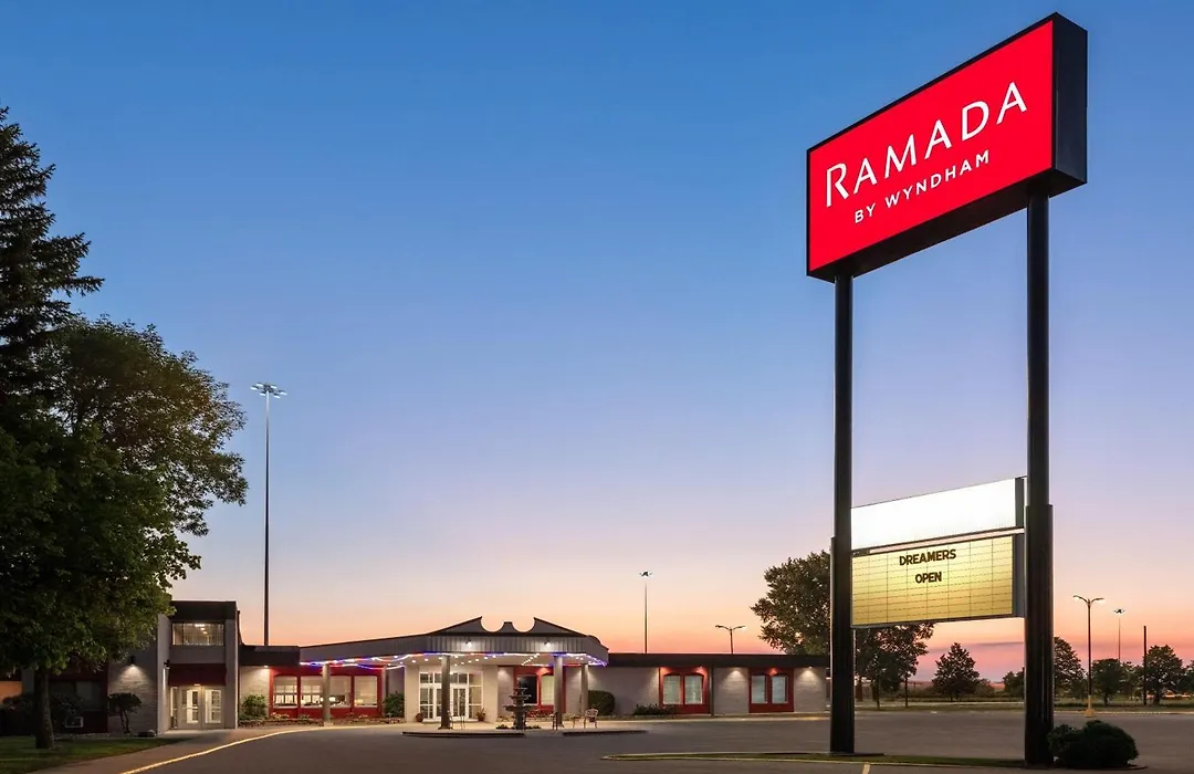 Ramada By Wyndham Grand Forks-1