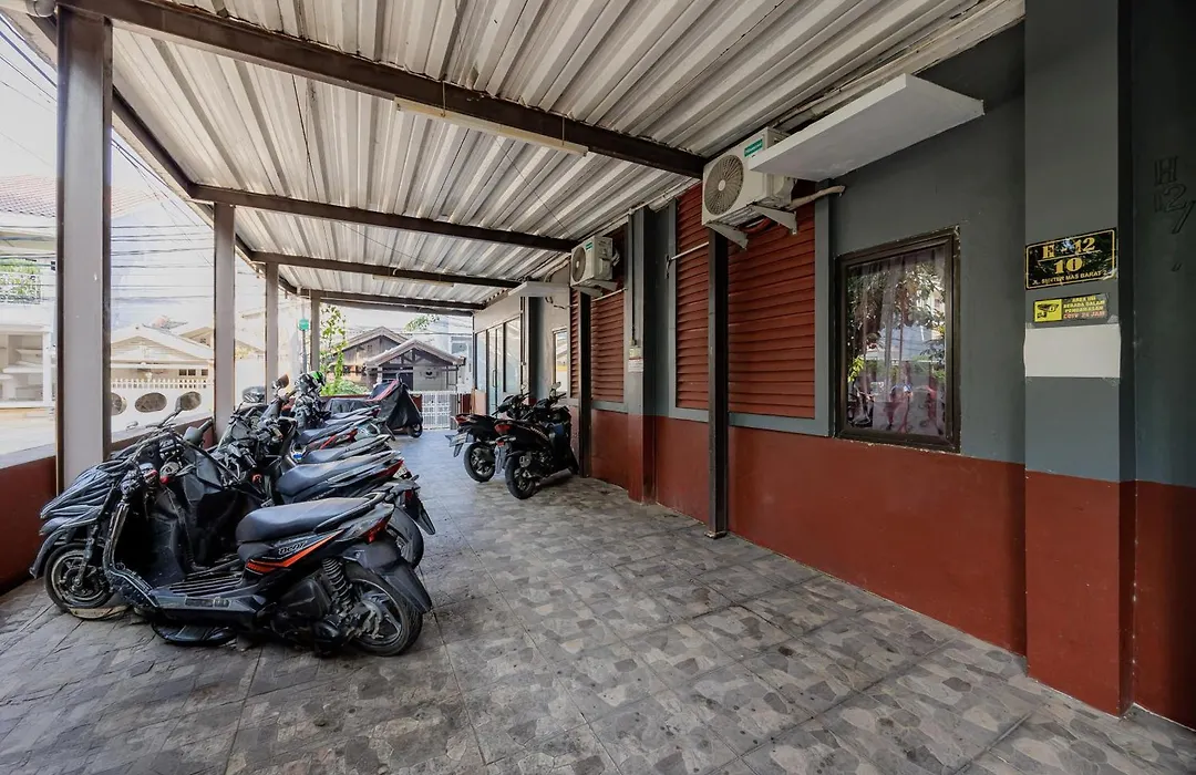 RedDoorz Plus near ITC Cempaka Mas 2-1