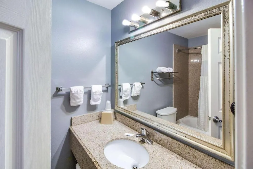 Rodeway Inn & Suites Port Arthur - Groves-1
