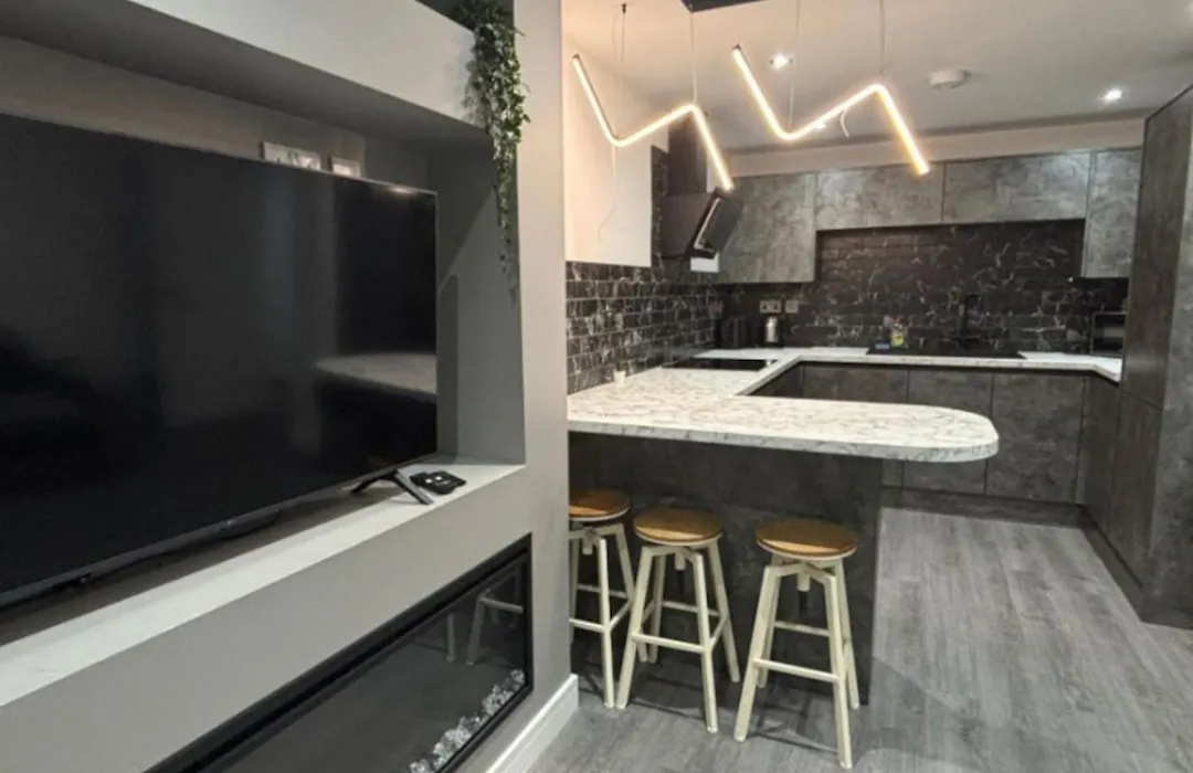 Under New Top Rated Management I Stylish 2Br Apartments I Central Hub I Free Parking I Work Ready Amenities-1