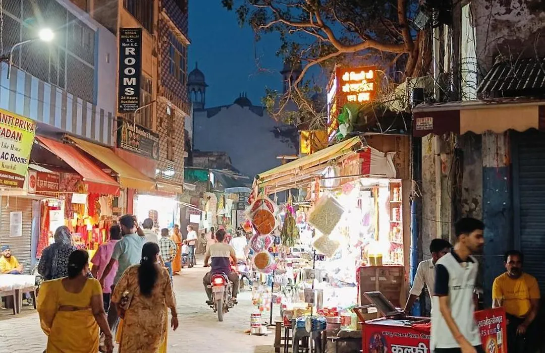 Bankey Bihari Spiritual Stay Just 2 Min Bankey Bihari Temple-1
