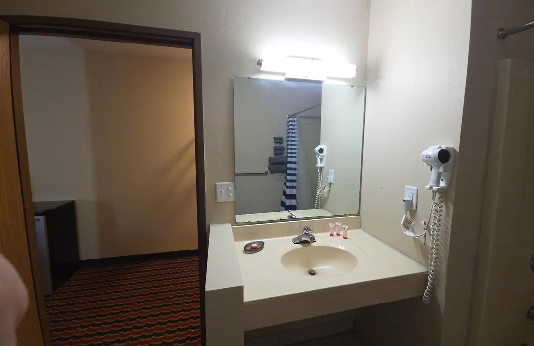 Chesaning Inn & Suites-1