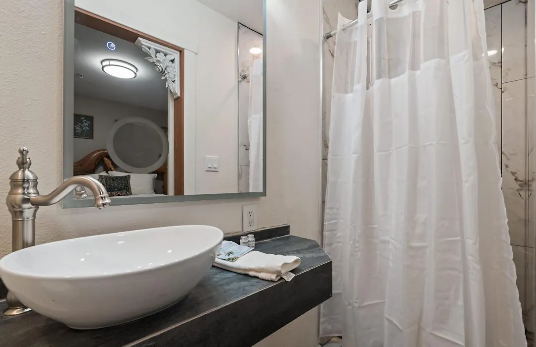 Library Inn - Boutique Rooms - Free Breakfast - Hot Tub-1