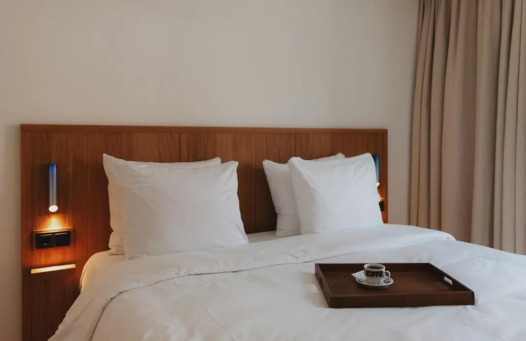Man Met Bril Koffie Hotel-1