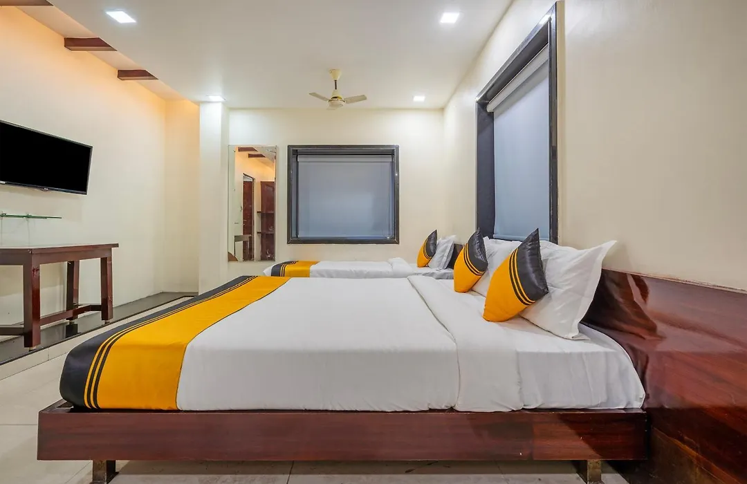 Itsy Hotels M Near Pandit Nehru Bus Stand & Varadhi Junction-1