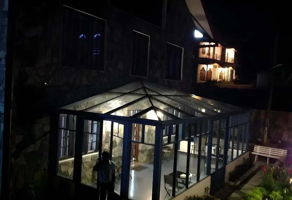 Daffodils Hotel-1