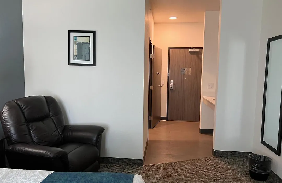 The Grove Inn And Suites-1