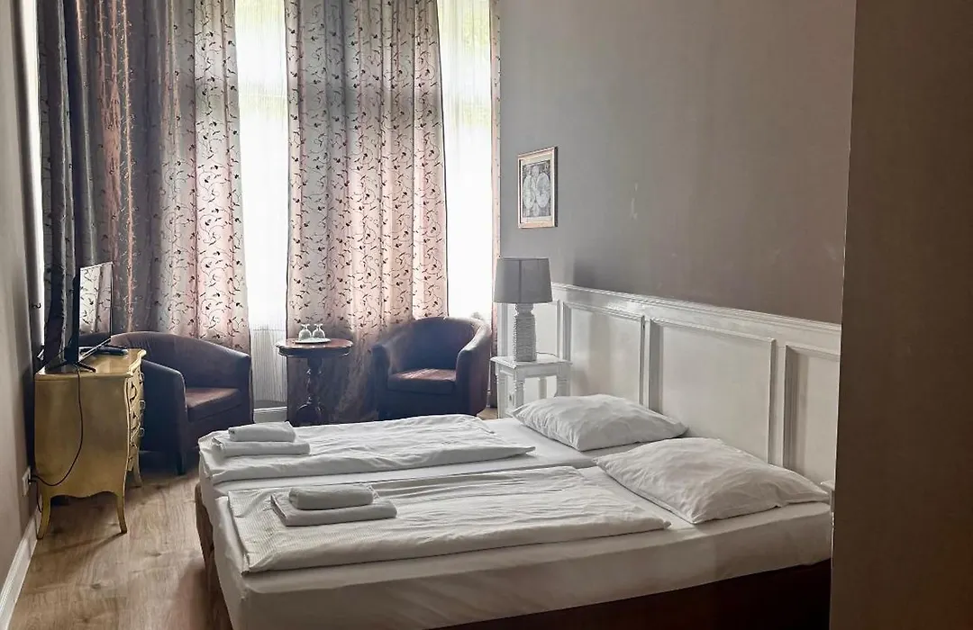 Hotel-Maison Am Olivaer Platz-1