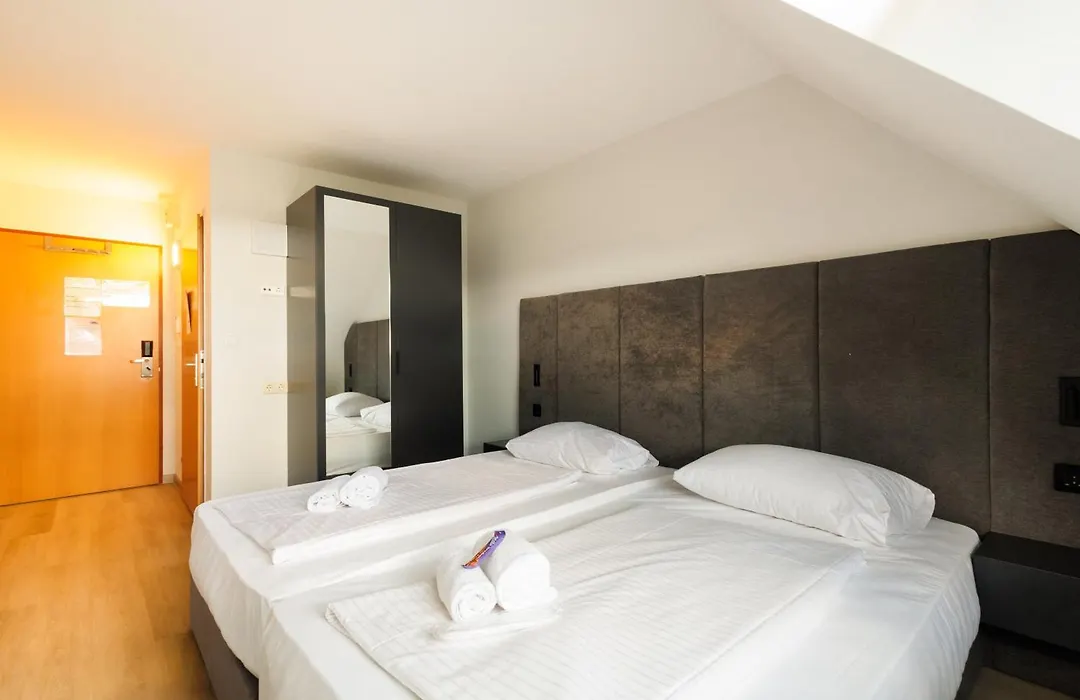 Lenas Donau Hotel-1