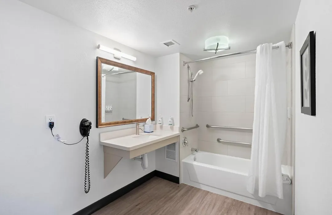 Greentree Inn & Suites Phoenix Sky Harbor-1